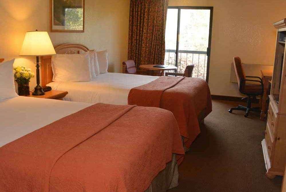 Baymont By Wyndham Yakima Riverfront Room photo