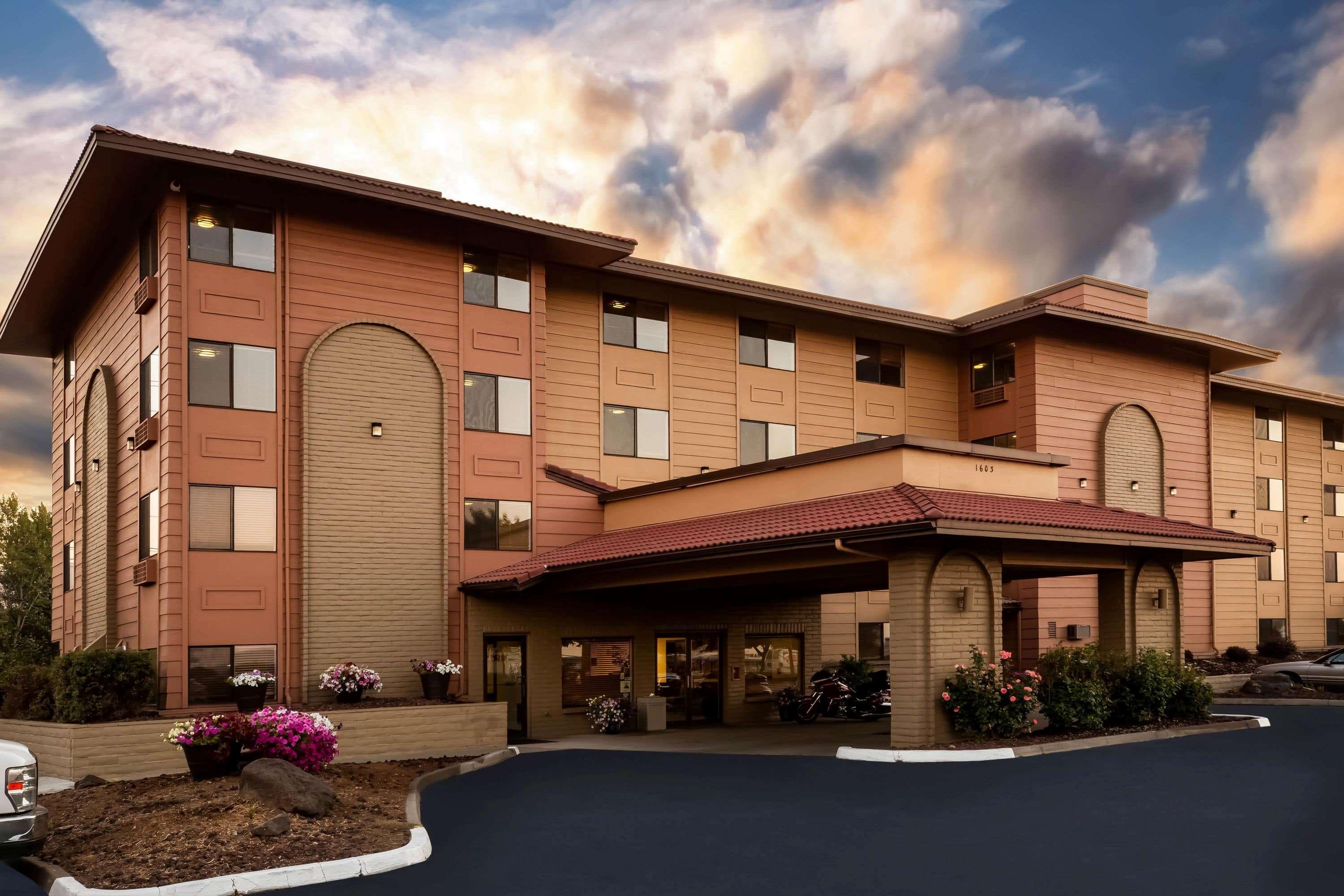 Baymont By Wyndham Yakima Riverfront Exterior photo