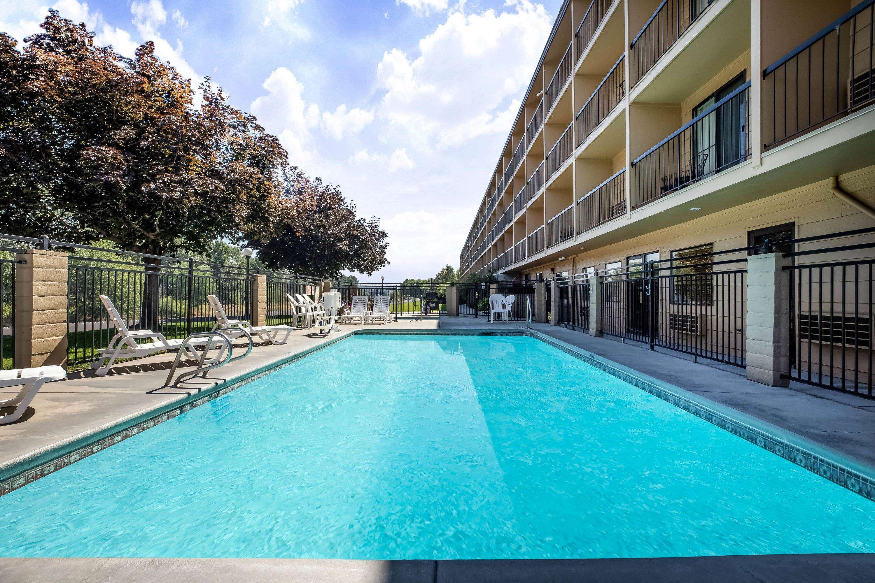 Baymont By Wyndham Yakima Riverfront Exterior photo