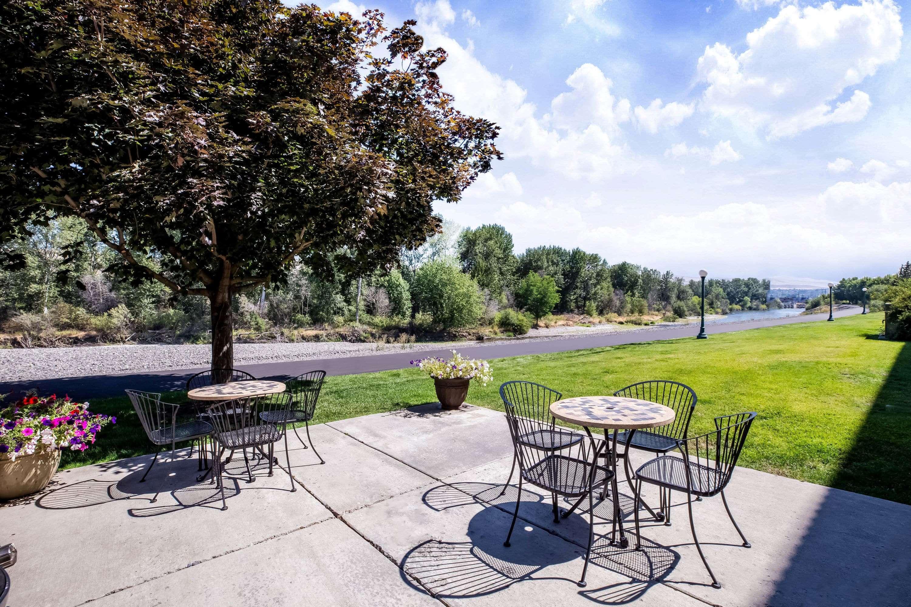 Baymont By Wyndham Yakima Riverfront Exterior photo