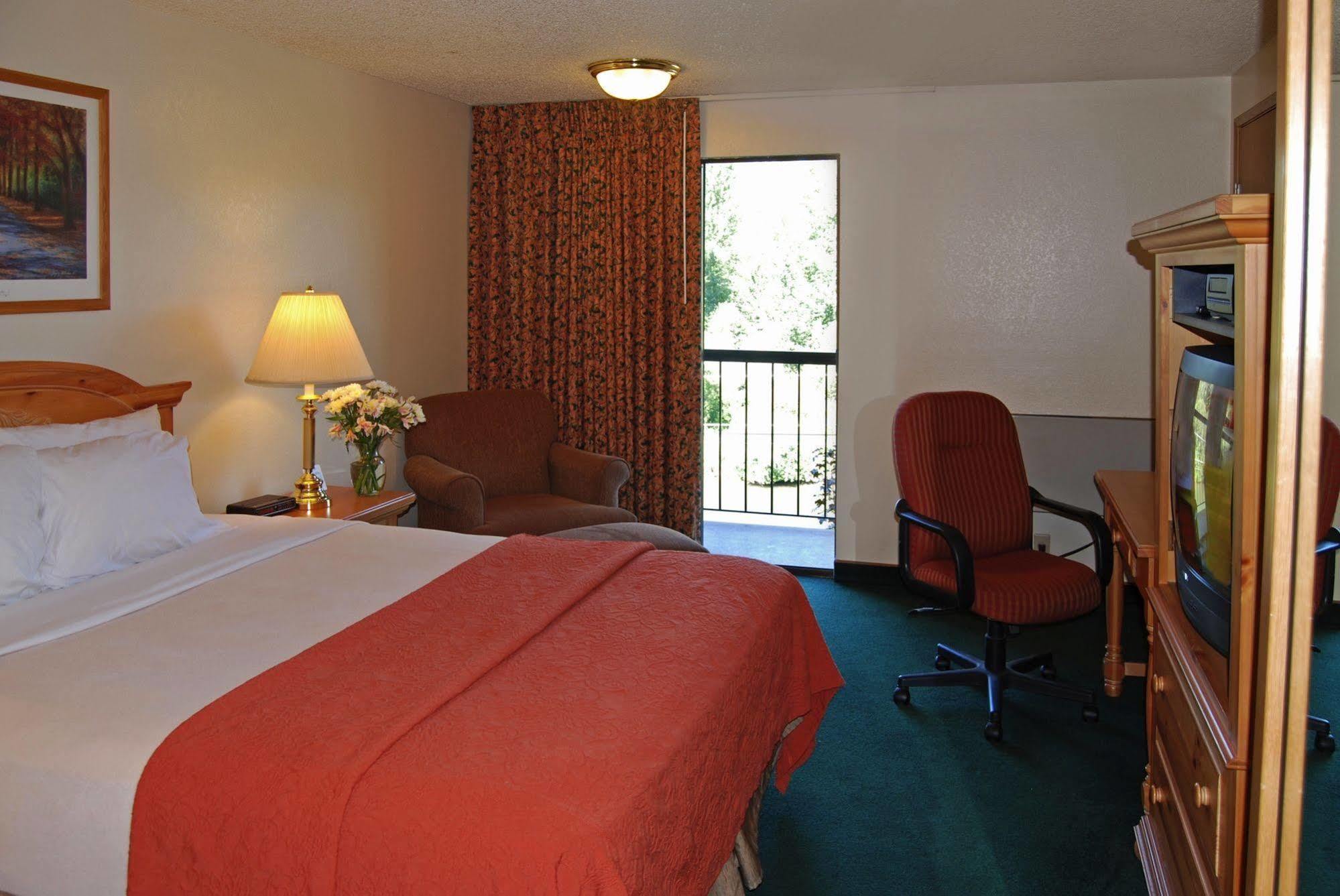 Baymont By Wyndham Yakima Riverfront Room photo