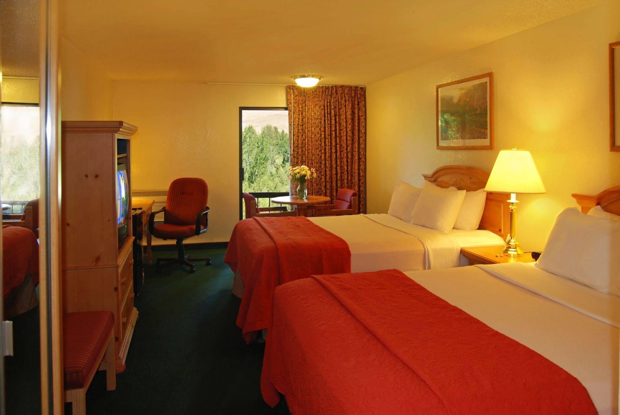 Baymont By Wyndham Yakima Riverfront Room photo
