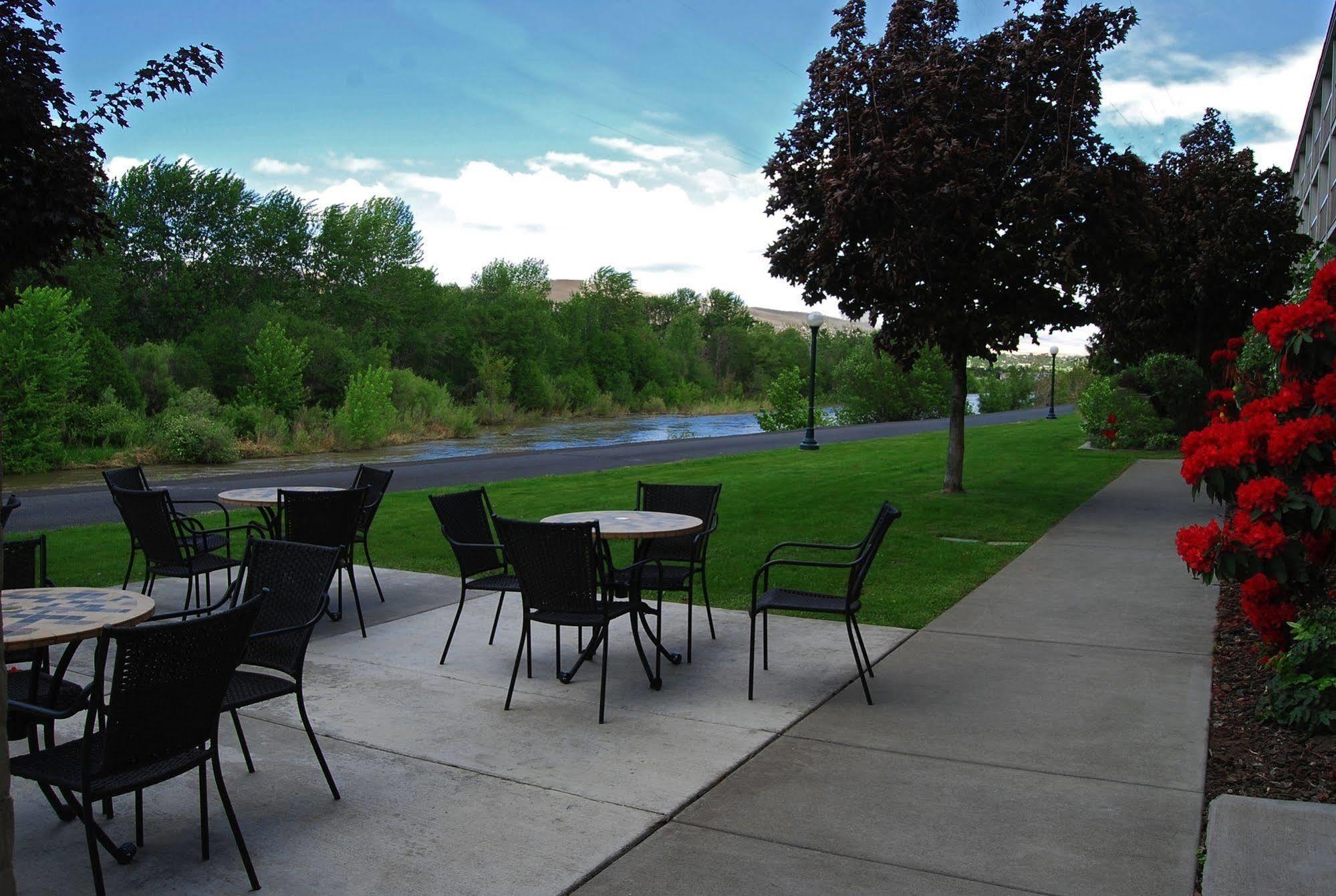 Baymont By Wyndham Yakima Riverfront Restaurant photo