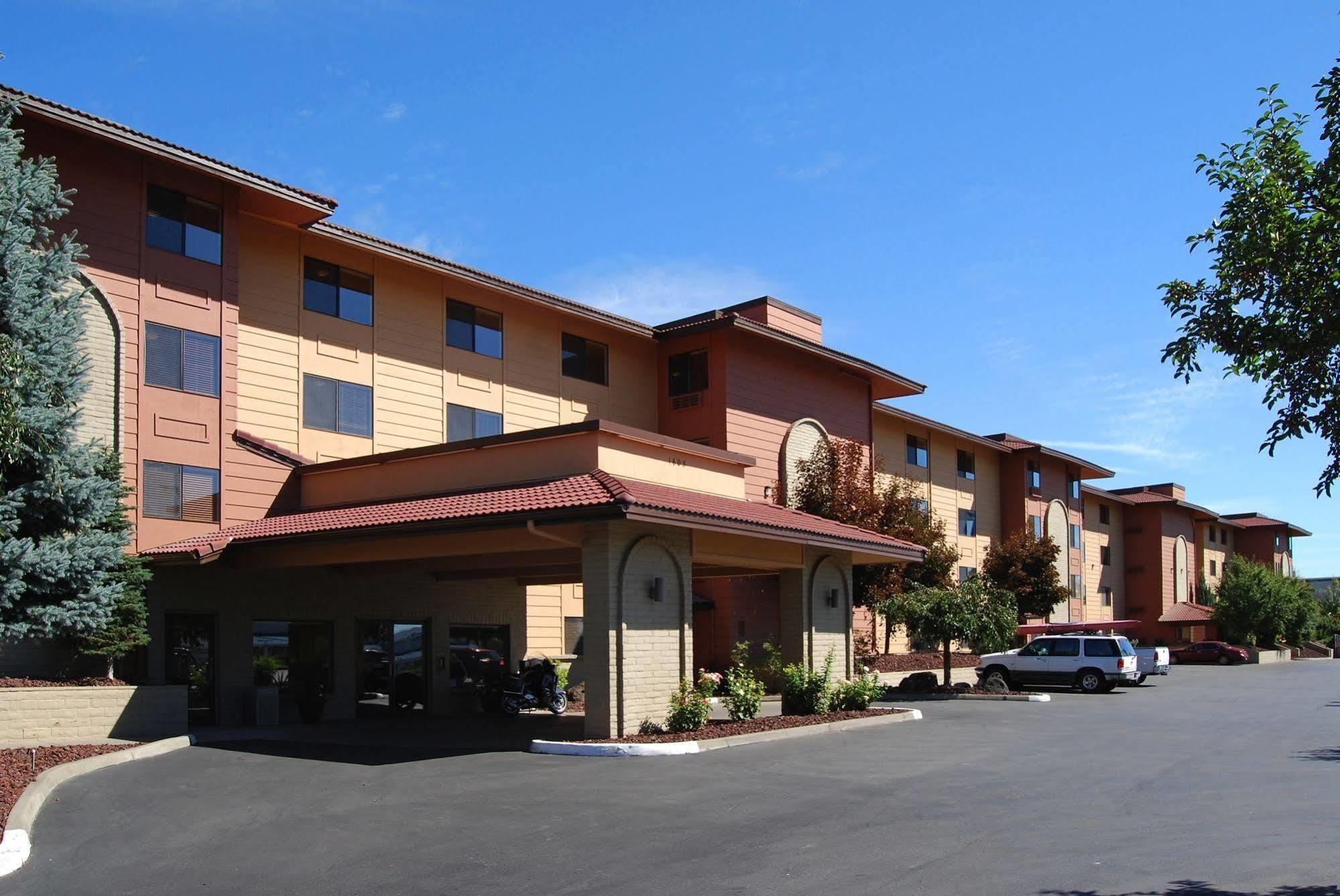 Baymont By Wyndham Yakima Riverfront Exterior photo