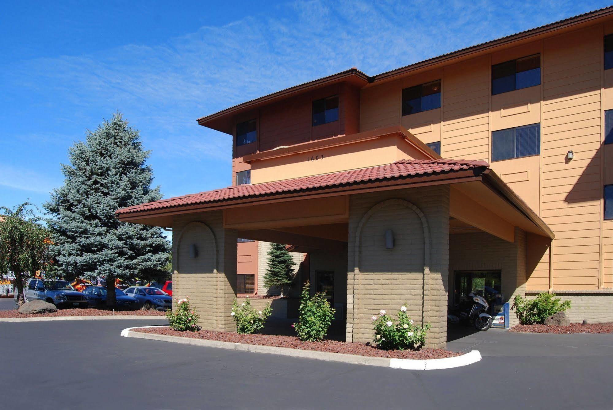Baymont By Wyndham Yakima Riverfront Exterior photo
