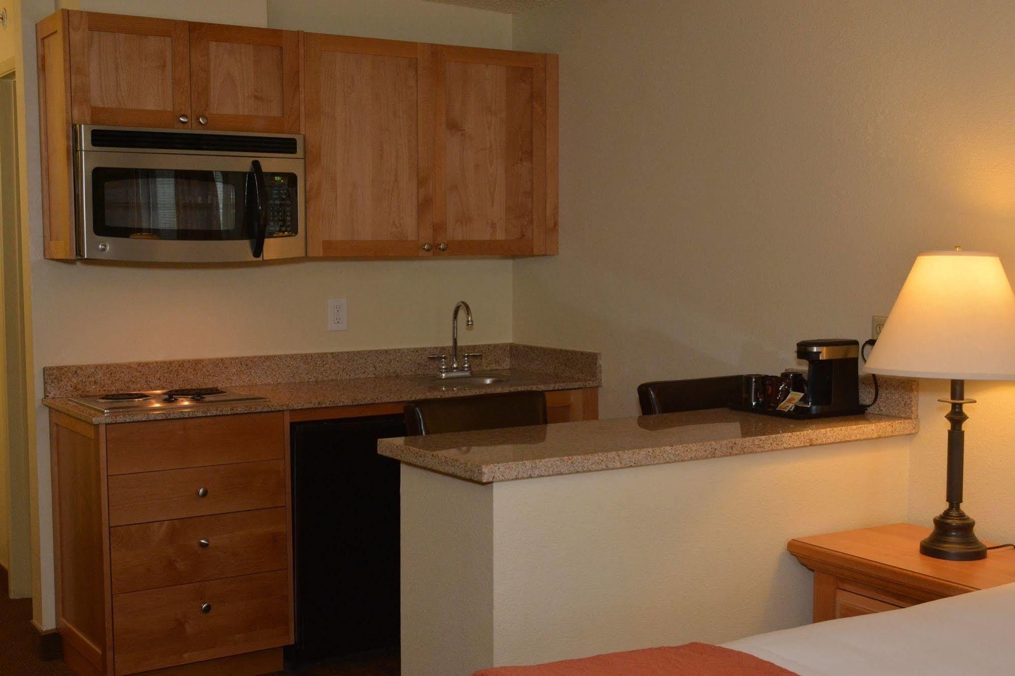 Baymont By Wyndham Yakima Riverfront Exterior photo