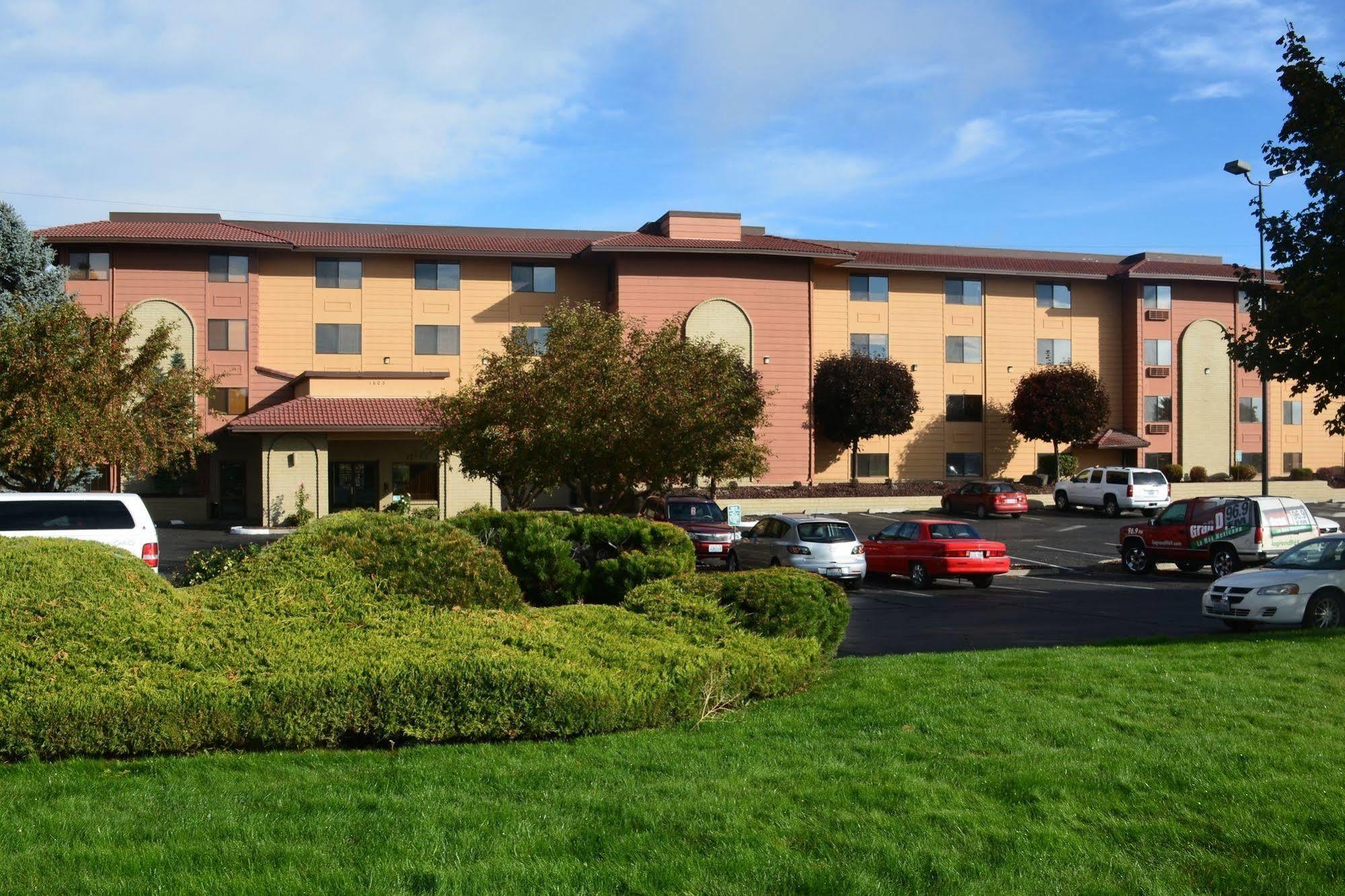 Baymont By Wyndham Yakima Riverfront Exterior photo