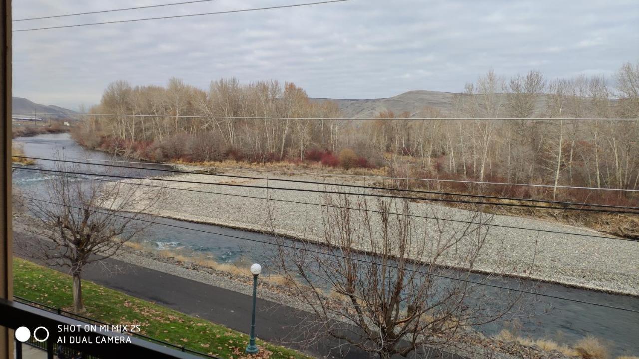Baymont By Wyndham Yakima Riverfront Exterior photo