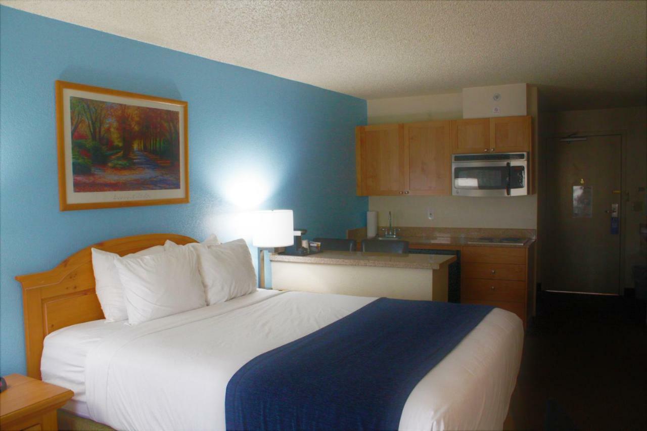 Baymont By Wyndham Yakima Riverfront Exterior photo