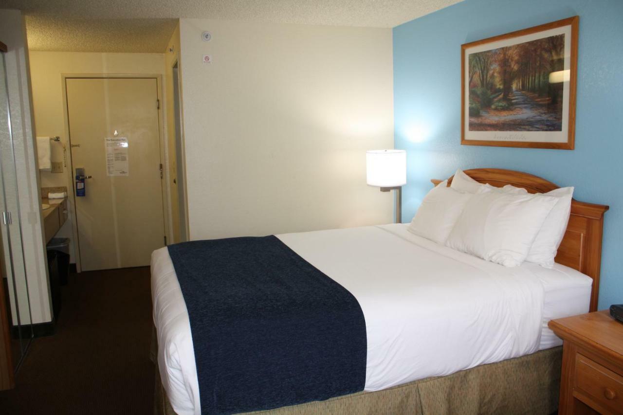 Baymont By Wyndham Yakima Riverfront Exterior photo
