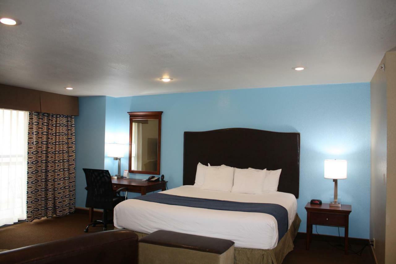 Baymont By Wyndham Yakima Riverfront Exterior photo