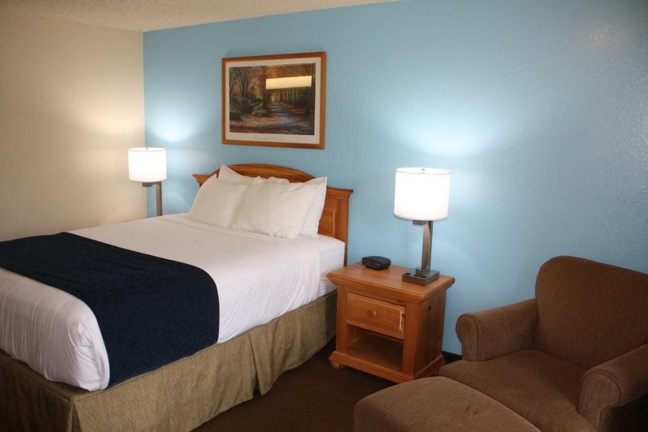 Baymont By Wyndham Yakima Riverfront Exterior photo