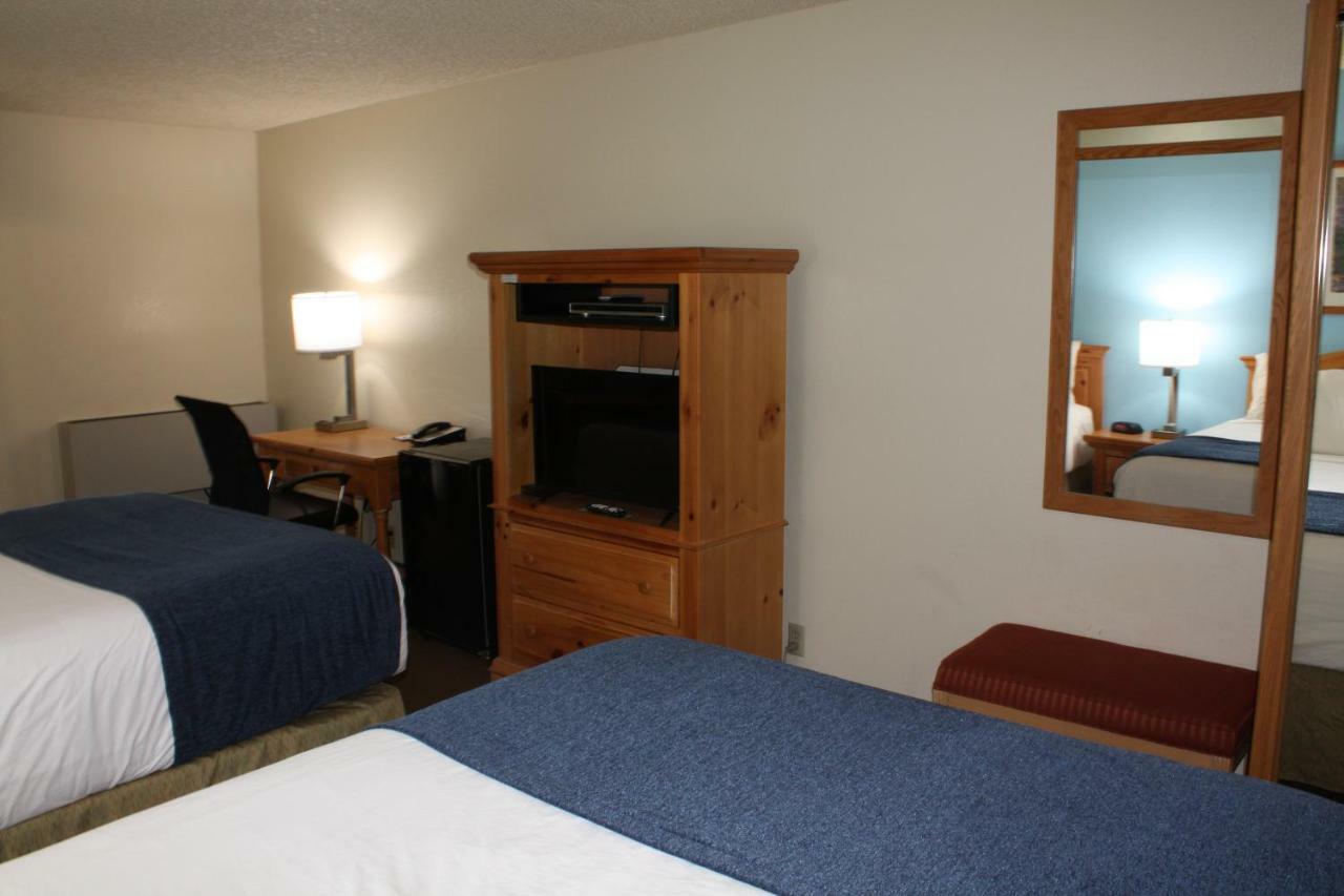 Baymont By Wyndham Yakima Riverfront Exterior photo