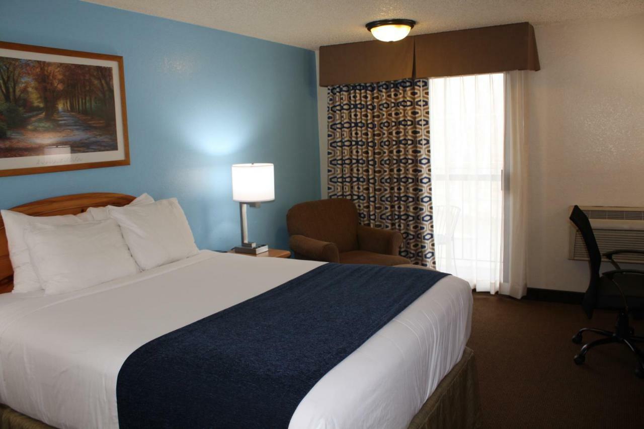 Baymont By Wyndham Yakima Riverfront Exterior photo