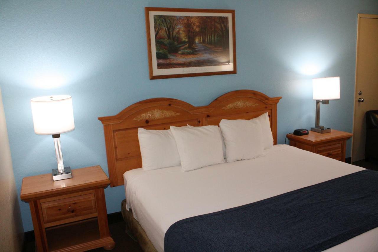 Baymont By Wyndham Yakima Riverfront Exterior photo