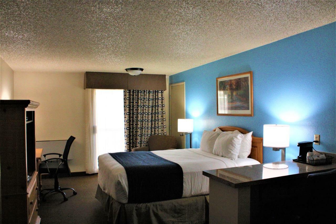Baymont By Wyndham Yakima Riverfront Exterior photo