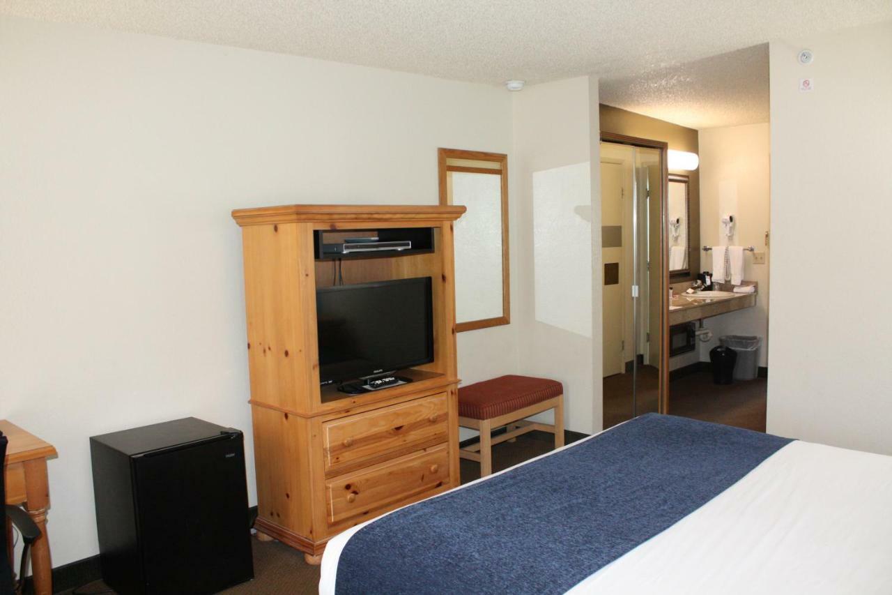 Baymont By Wyndham Yakima Riverfront Exterior photo
